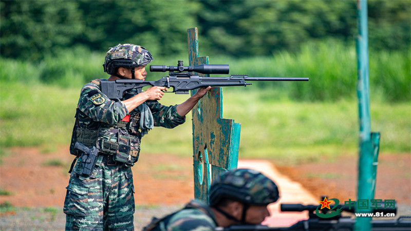 【军事】从严从难设限，特战队员展开多课目实弹射击训练